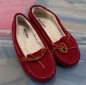 Minnetonka Cally moccasin red slipper size 10M